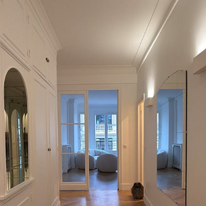 Sur l'image, l'ex reine de beauté dévoile son entrée lumineuse au parquet chevron et aux murs d'un blanc immaculé et composés de miroirs de chaque côté. Le couloir donne sur l'espace salon où sont déjà installés deux fauteuils blancs devant une fenêtre donnant sur la rue. 

Diane Leyre montre des nouvelles images de son appartement à Paris.