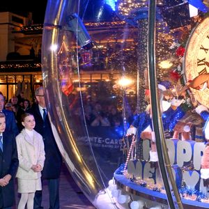 Le prince Albert II de Monaco, la princesse Charlene et leurs enfants la princesse Gabriella et le prince héréditaire Jacques lancent les illuminations de Noël en Principauté, depuis la place du Casino à Monaco, le 29 novembre 2025. La famille princière est accompagnée par Stéphane Valéri, le président délégué de la Société des Bains de Mer de Monaco, et le ministre d'Etat de la Principauté, Christophe Mirmand. © Bruno Bebert/Bestimage