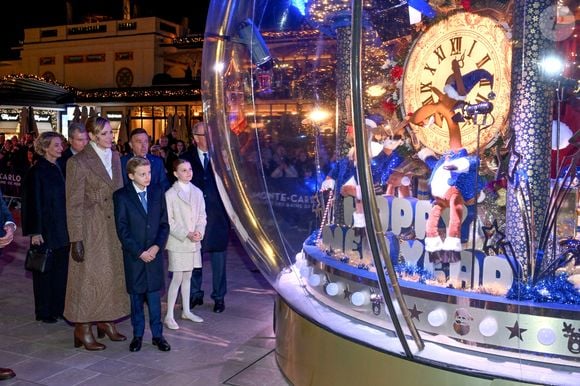 Le prince Albert II de Monaco, la princesse Charlene et leurs enfants la princesse Gabriella et le prince héréditaire Jacques lancent les illuminations de Noël en Principauté, depuis la place du Casino à Monaco, le 29 novembre 2025. La famille princière est accompagnée par Stéphane Valéri, le président délégué de la Société des Bains de Mer de Monaco, et le ministre d'Etat de la Principauté, Christophe Mirmand. © Bruno Bebert/Bestimage