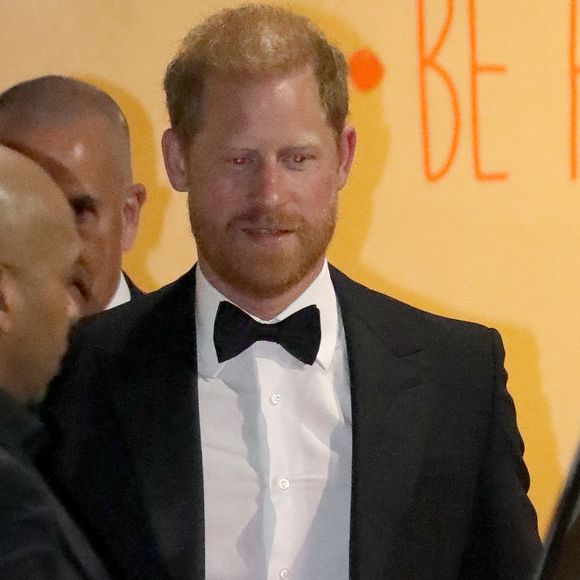 Exclusif - Le prince Harry, duc de Sussex, et John Travolta assistent à la cérémonie des Légendes Vivantes de l'Aviation à Beverly Hills, le 25 avril 2025. 
Crédit : Coleman-Rayner / Bestimage