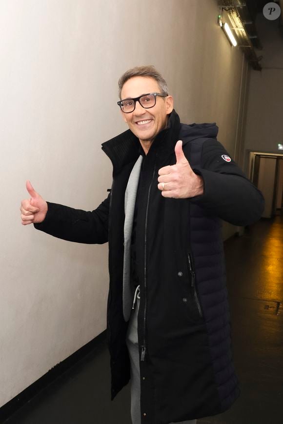 Exclusif - Julien Courbet, en backstage de l’émission « TPMP » La dernière sur C8,  présentée par C.Hanouna et diffusée en direct sur C8, Paris, France, le 27 fevrier 2025. © Jack Tribeca / Bestimage