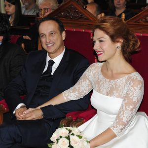 Mariée en 2014 à Michel Ferracci, la comédienne était vêtue d'une magnifique robe composée de dentelles de Calais.

Emilie Dequenne et son époux Michel Ferracci - Mariage de Michel Ferracci et Emilie Dequenne à la mairie du 10ème arrondissement, le samedi 11 octobre 2014 à Paris.
©Roberto Battistini / Bestimage