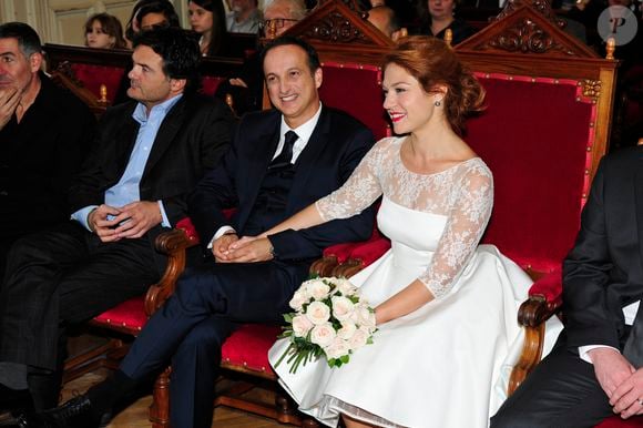 Mariée en 2014 à Michel Ferracci, la comédienne était vêtue d'une magnifique robe composée de dentelles de Calais.

Emilie Dequenne et son époux Michel Ferracci - Mariage de Michel Ferracci et Emilie Dequenne à la mairie du 10ème arrondissement, le samedi 11 octobre 2014 à Paris.
©Roberto Battistini / Bestimage