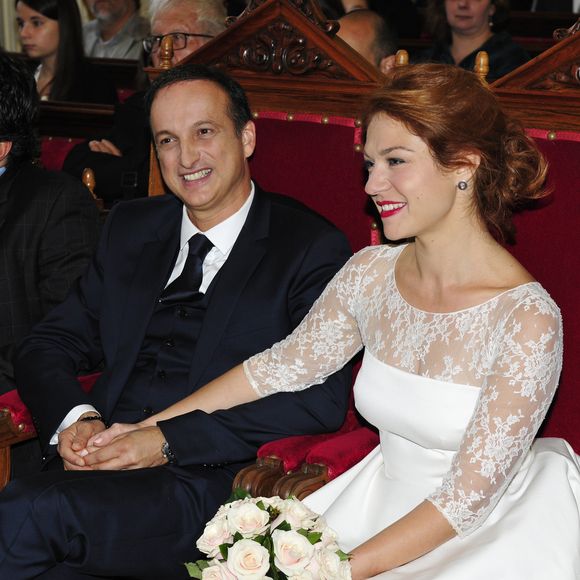 Mariée en 2014 à Michel Ferracci, la comédienne était vêtue d'une magnifique robe composée de dentelles de Calais.

Emilie Dequenne et son époux Michel Ferracci - Mariage de Michel Ferracci et Emilie Dequenne à la mairie du 10ème arrondissement, le samedi 11 octobre 2014 à Paris.
©Roberto Battistini / Bestimage