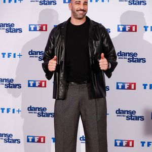 "La seule saison dont je me rappelle, c'est celle avec Pamela Anderson, j'étais en couple avec [elle], donc j'ai suivi à ce moment-là", a-t-il confié.

Adil Rami - Photocall de lancement de la saison 2025 de "Danse avec les stars" (DALS) au siège de  TF1 à Boulogne-Billancourt, France, le 16 janvier 2025. © Christophe Clovis / Bestimage
