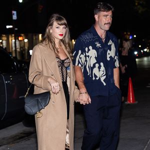 Taylor Swift et Travis Kelce arrivent au « Corner Store », un lieu branché du quartier de Soho à New York, NY, États-Unis, le 11 octobre 2024. Copyright : TheStewartOfNY/INSTARimages/ABACAPRESS.COM