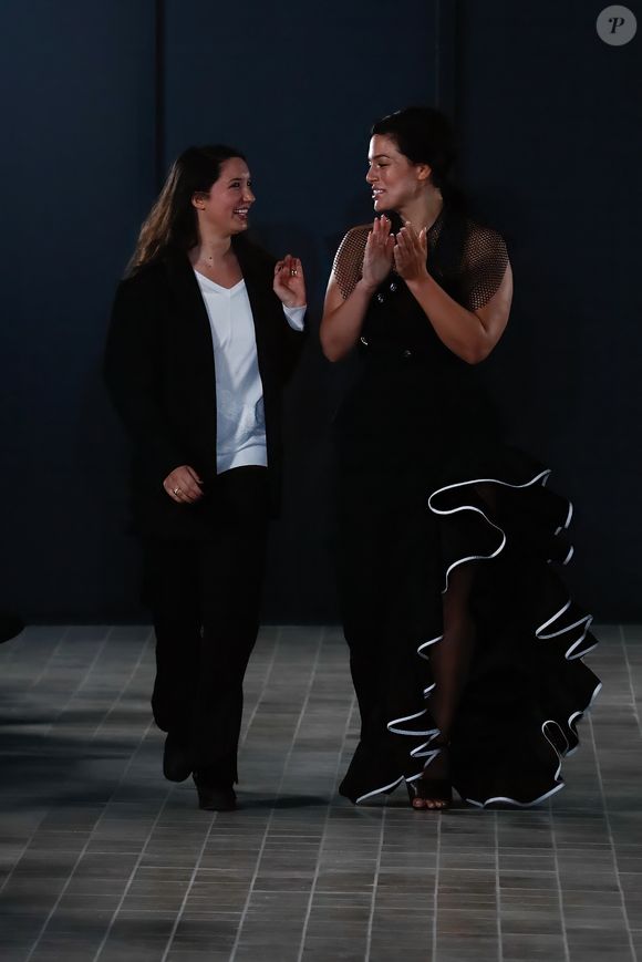 Alice Vaillant, Ashley Graham - Défilé de mode Femmes Printemps/Eté 2025 "Vaillant" (marque créée par Alice Vaillant, fille d'A. Roumanoff) à la poste du Louvre à Paris, France, le 24 septembre 2024. © Christophe Clovis / Bestimage