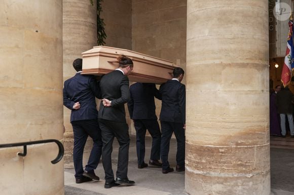 Le cercueil lors de la cérémonie d'enterrement de Jean-Luc Petitrenaud à l'église Saint-Pierre du Gros Caillou dans le 7e arrondissement de Paris, France, le 17 janvier 2025. Jean-Luc Petitrenaud, critique gastronomique et personnalité de la télévision française, est décédé le 10 janvier à l'âge de 74 ans. Photo par Nasser Berzane/ABACAPRESS.COM