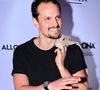 Il côtoie d'ailleurs ce milieu de très près grâce à son grand ami, l'acteur François-Xavier Demaison, qui lui a fait découvrir les coulisses de cet univers.

Juan Arbeláez - Photocall de la soirée AKILI MIRARI sur la plage "Croisette Beach - MGallery" lors du 79ème Festival International du Film de Cannes, le 13 mai 2026.
© Romain Doucelin/Bestimage