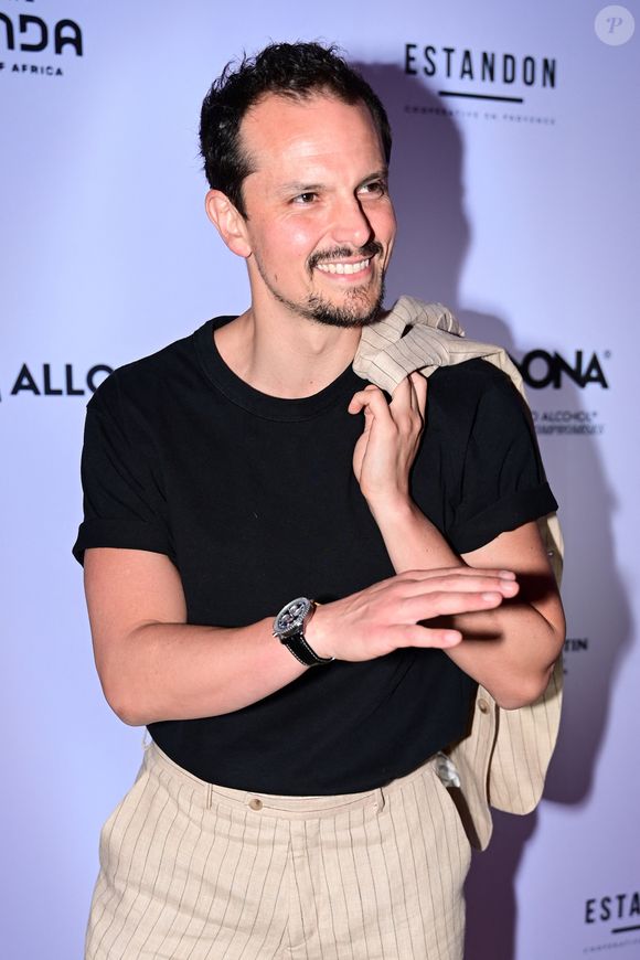 Il côtoie d'ailleurs ce milieu de très près grâce à son grand ami, l'acteur François-Xavier Demaison, qui lui a fait découvrir les coulisses de cet univers.

Juan Arbeláez - Photocall de la soirée AKILI MIRARI sur la plage "Croisette Beach - MGallery" lors du 79ème Festival International du Film de Cannes, le 13 mai 2026.
© Romain Doucelin/Bestimage