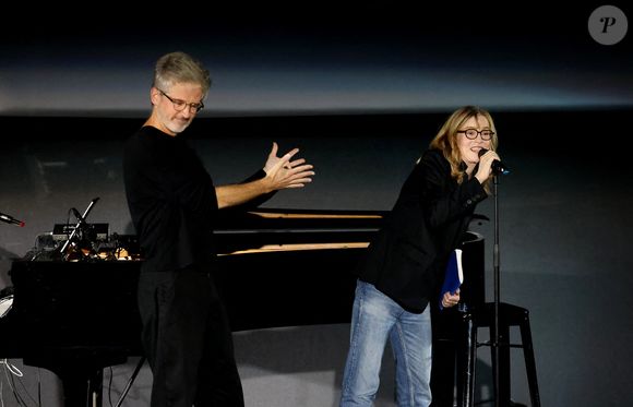 Concert surprise, après la projection de son film, d'Isabelle Carré, accompagnée par son frère Benoît Carré au piano lors de la 7e édition du festival Cineroman à Nice le 1er Octobre 2025 © Bebert-Jacovides/Bestimage