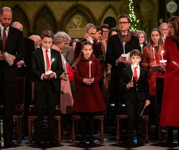 Le prince William, prince de Galles, le prince George de Galles, la princesse Charlotte de Galles, le prince Louis de Galles et Catherine (Kate) Middleton, princesse de Galles - La famille royale d'Angleterre assiste à la messe "Together At Christmas Carol" à l'abbaye de Westminster à Londres, Royaume-Uni le 6 Décembre, 2024