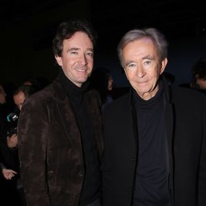 Antoine Arnault et Bernard Arnault au Font Row du défilé Louis Vuiton lors de la Fashion Week Homme automne-hiver 2023/24 de Paris, France, le 19 janvier 2023. Bertrand Rindoff Petroff/Bestimage