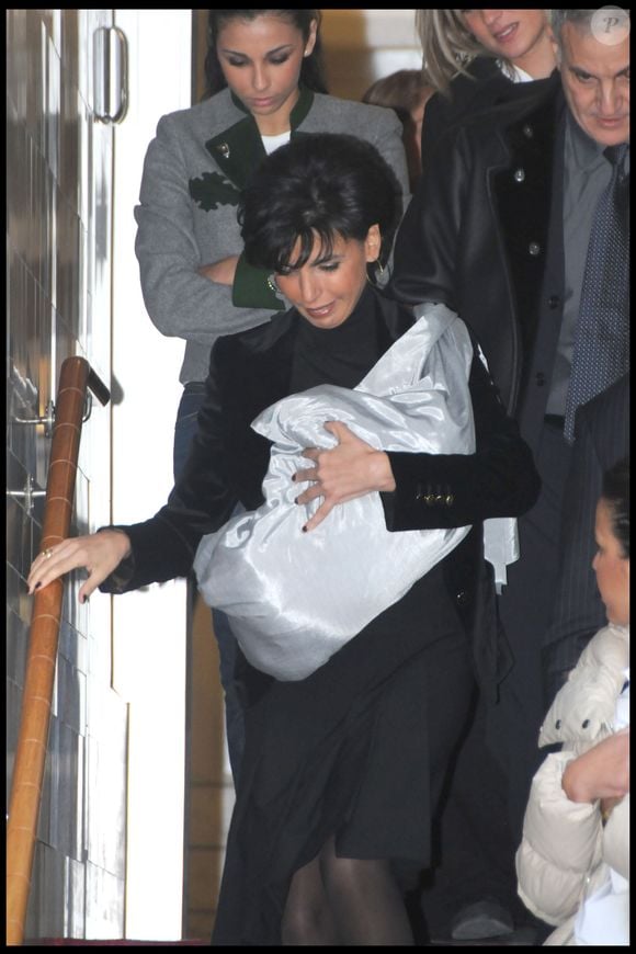 Rachida Dati sort de la clinique de la Muette avec sa fille Zohra, en 2009. © Bestimage