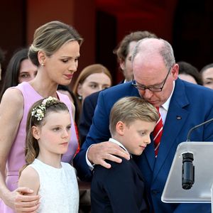Charlene avait opté pour un tailleur pantalon fluide rose poudré, total look monochrome

Le prince Albert II de Monaco, la princesse Charlene et leurs enfants, le prince héréditaire Jacques et la princesse Gabriella - Célébration des 20 ans de règne du prince souverain Albert II de Monaco sur la place du Palais à Monaco, le 19 juillet 2025. © Bruno Bebert/Bestimage