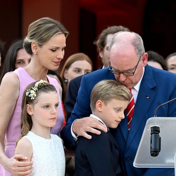 Charlene avait opté pour un tailleur pantalon fluide rose poudré, total look monochrome

Le prince Albert II de Monaco, la princesse Charlene et leurs enfants, le prince héréditaire Jacques et la princesse Gabriella - Célébration des 20 ans de règne du prince souverain Albert II de Monaco sur la place du Palais à Monaco, le 19 juillet 2025. © Bruno Bebert/Bestimage