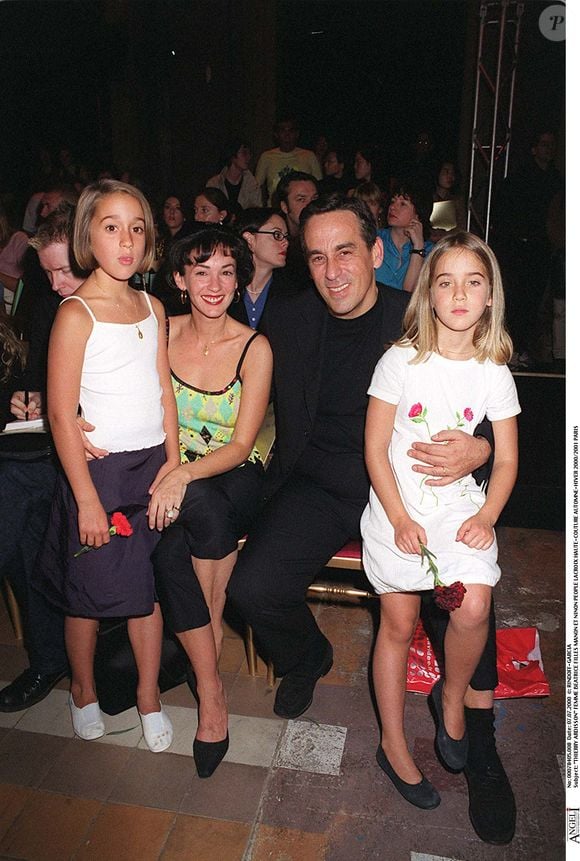 Thierry et Béatrice Ardisson et leurs filles Manon et Ninon au défilé Christian Lacroix 2000 2001