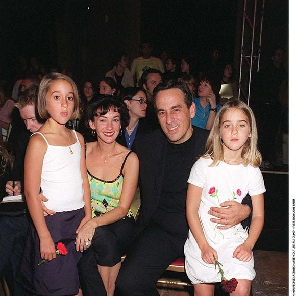 Thierry et Béatrice Ardisson et leurs filles Manon et Ninon au défilé Christian Lacroix 2000 2001