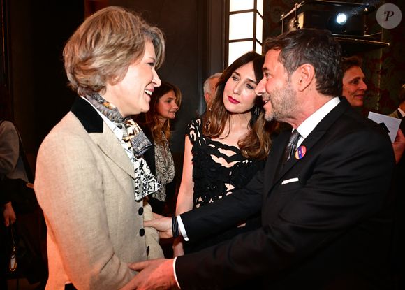 Anne Genetet, Elsa Zylberstein, Bernard Montiel au dîner annuel du CCAF (Conseil de coordination des associations arméniennes de France) à l'hôtel du collectionneur à Paris le 11 mars 2025
Comme chaque année, la onzième édition du désormais fameux dîner du CCAF a fait salle comble. 450 personnes se sont retrouvées dans les salons de l'hôtel du collectionneur, à Paris. Lors du cocktail, plusieurs personnalités politiques ont eu l'occasion de s'entretenir avec les invités.
Comme de coutume, un certain nombre de figures intellectuelles étaient également au dîner.
C'est Nelson Monfort qui a présenté la soirée en rappelant que la soirée est l'occasion de nous retrouver et de réaffirmer les liens profonds qui unissent la France et l'Arménie, liens tissés par l'histoire, la culture et des valeurs communes.
Cette soirée incarne à la fois un hommage solennel et un appel à l'action. Hommage envers celles et ceux qui oeuvrent sans relâche pour la cause arménienne; mais appel à la communauté internationale pour qu'elle s'engage résolument pour la justice et la paix.

© Christian Liewig / Bestimage