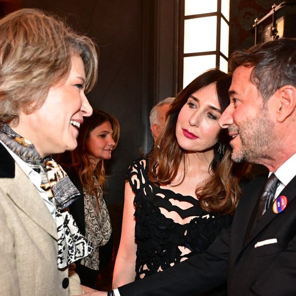 Anne Genetet, Elsa Zylberstein, Bernard Montiel au dîner annuel du CCAF (Conseil de coordination des associations arméniennes de France) à l'hôtel du collectionneur à Paris le 11 mars 2025
Comme chaque année, la onzième édition du désormais fameux dîner du CCAF a fait salle comble. 450 personnes se sont retrouvées dans les salons de l'hôtel du collectionneur, à Paris. Lors du cocktail, plusieurs personnalités politiques ont eu l'occasion de s'entretenir avec les invités.
Comme de coutume, un certain nombre de figures intellectuelles étaient également au dîner.
C'est Nelson Monfort qui a présenté la soirée en rappelant que la soirée est l'occasion de nous retrouver et de réaffirmer les liens profonds qui unissent la France et l'Arménie, liens tissés par l'histoire, la culture et des valeurs communes.
Cette soirée incarne à la fois un hommage solennel et un appel à l'action. Hommage envers celles et ceux qui oeuvrent sans relâche pour la cause arménienne; mais appel à la communauté internationale pour qu'elle s'engage résolument pour la justice et la paix.

© Christian Liewig / Bestimage