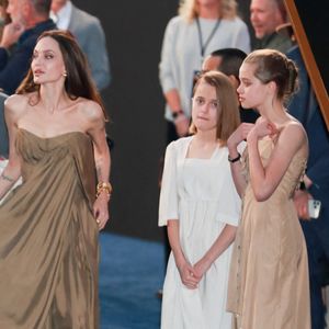 Angelina Jolie entourée de Maddox, 20 ans, Zahara, 16 ans, Shiloh, 15 ans, et Vivienne et Knox, 13 ans, à la première du film "Eternal" à Los Angeles, le 18 octobre 2021.@Bestimage