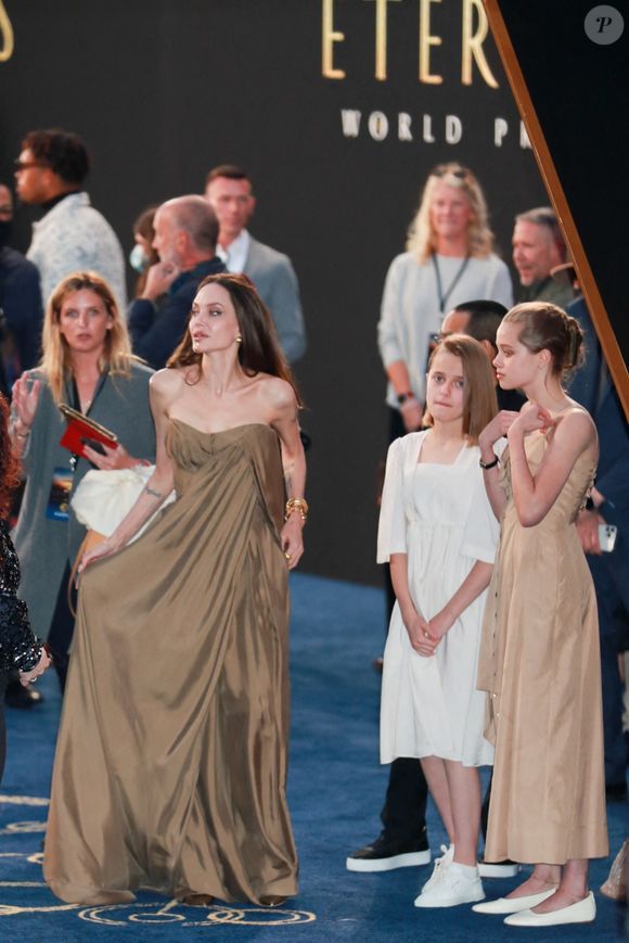 Angelina Jolie entourée de Maddox, 20 ans, Zahara, 16 ans, Shiloh, 15 ans, et Vivienne et Knox, 13 ans, à la première du film "Eternal" à Los Angeles, le 18 octobre 2021.@Bestimage