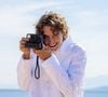 Pour sa rentrée artistique, elle s'associe à Sarah Makharin et au célèbre comédien Vassili Schneider.

Vassili Schneider - Photocall du défilé "Le Bonheur" By Jacquemus au phare de la Pietra à l'Ile Rousse en Corse le 29 juin 2026. 

© Luis Sanchez / Crystal / Bestimage