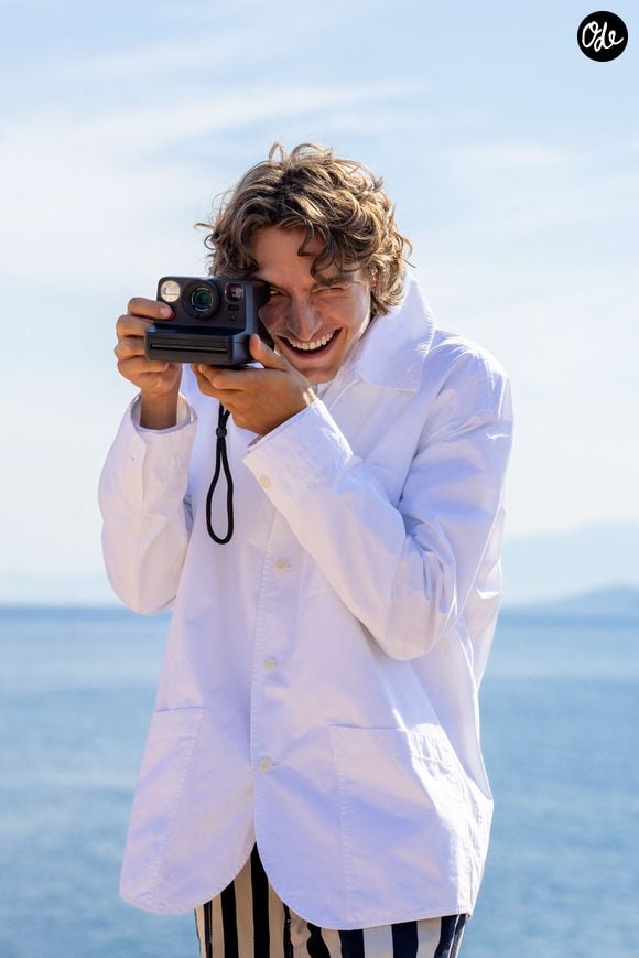 Pour sa rentrée artistique, elle s'associe à Sarah Makharin et au célèbre comédien Vassili Schneider.

Vassili Schneider - Photocall du défilé "Le Bonheur" By Jacquemus au phare de la Pietra à l'Ile Rousse en Corse le 29 juin 2026. 

© Luis Sanchez / Crystal / Bestimage