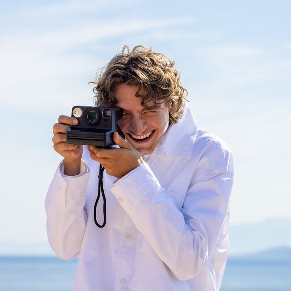 Pour sa rentrée artistique, elle s'associe à Sarah Makharin et au célèbre comédien Vassili Schneider.

Vassili Schneider - Photocall du défilé "Le Bonheur" By Jacquemus au phare de la Pietra à l'Ile Rousse en Corse le 29 juin 2026. 

© Luis Sanchez / Crystal / Bestimage