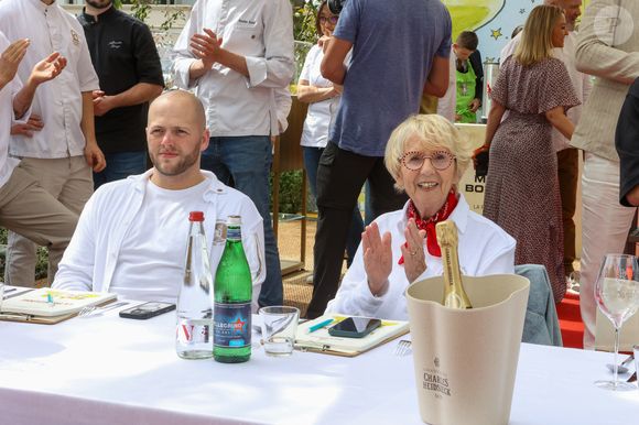 Les Chefs à Saint-Tropez fêtent les producteurs 2025 - Inauguration de la 5e édition,  les Chefs et les producteurs se retrouvent sur la place des Lices à Saint-Tropez, le 3 mai 2025. Le chef pâtissier Brandon Dehan et Mercotte membre du Jury du concours de Patisserie - La Tropezienne. ©Jean-Marc Lhomer / Bestimage.