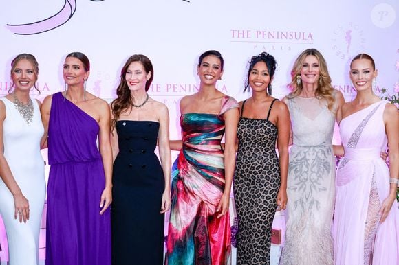 Amandine Petit, Melody Vilbert, Mareva Galanter, Chloé Mortaud, Clémence Botino, Sophie Thalmann et Maeva Coucke assistent au cocktail caritatif Peninsula in Pink lors du lancement du programme au Peninsula Paris le 8 octobre 2025. Photo par David Boyer/Abaca