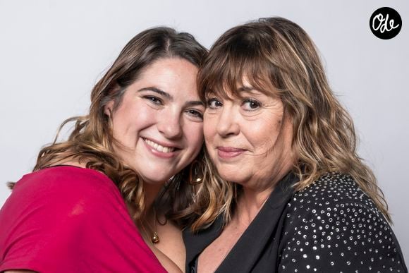 Charlotte Gaccio et sa mère Michèle Bernier lors de l'enregistrement de l'émission "La chanson secrète", présentée par N.Aliagas et diffusée le 29 décembre sur TF1.

© Guillaume Gaffiot-Cyril Moreau / Bestimage