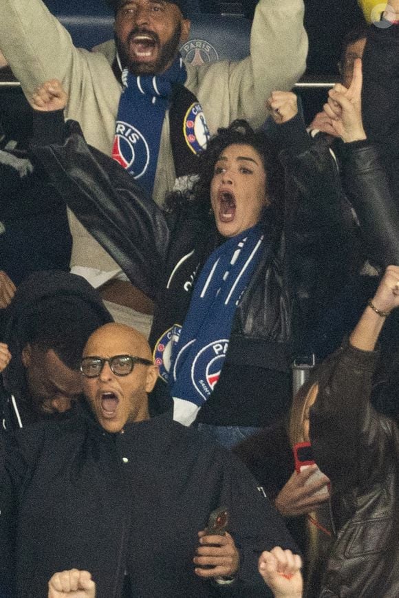 Sabrina Ouazani - Célébrités dans les tribunes du match de 8ème de finale aller de la Ligue Des Champions 2025-2026 (LDC) "PSG - Chelsea (5-2)" au Parc des Princes à Paris le 11 mars 2026. © Cyril Moreau/Bestimage
