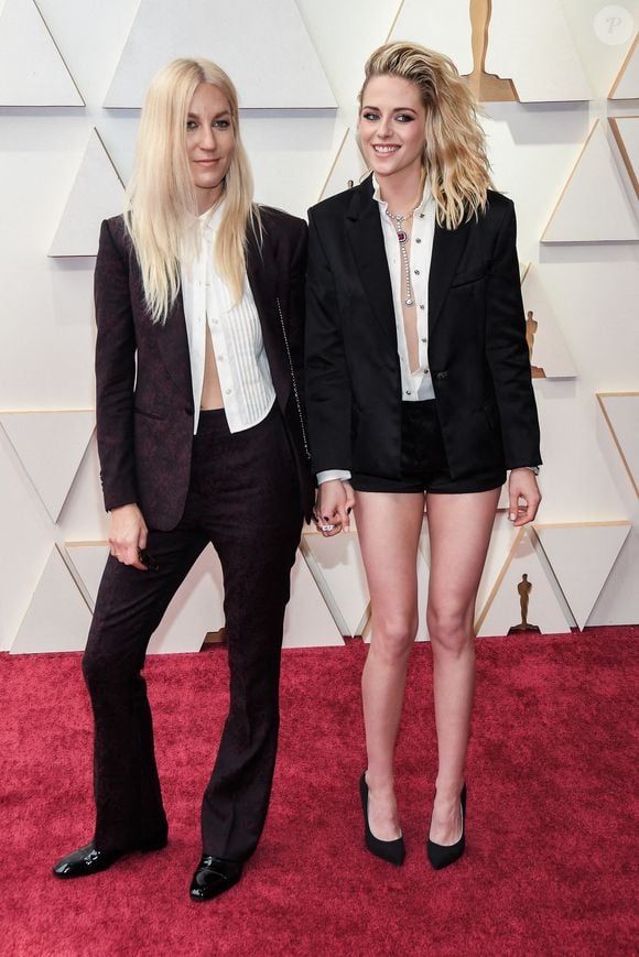 Dylan Meyer et Kristen Stewart marchant sur le tapis rouge de la 94e cérémonie des Oscars qui s'est tenue au Dolby Theatre à Hollywood, Los Angeles, CA, USA, le 27 mars 2022. 
© Sthanlee B. Mirador