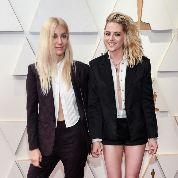 Dylan Meyer et Kristen Stewart marchant sur le tapis rouge de la 94e cérémonie des Oscars qui s'est tenue au Dolby Theatre à Hollywood, Los Angeles, CA, USA, le 27 mars 2022. 
© Sthanlee B. Mirador