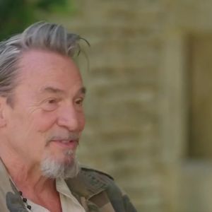 Un quotidien perturbant pour celui qui aspire à la discrétion : "Et oui, ça commençait à visiter et à m’appeler de l’extérieur, et là tu fais : 'bah nan toi t’es déplacé'"...

Florent Pagny dans l'émission "Sept à Huit" ce dimanche 31 août 2025. Accompagné de sa femme Azucena Caamaño, il accorde une interview exclusive à Audrey Crespo-Mara.