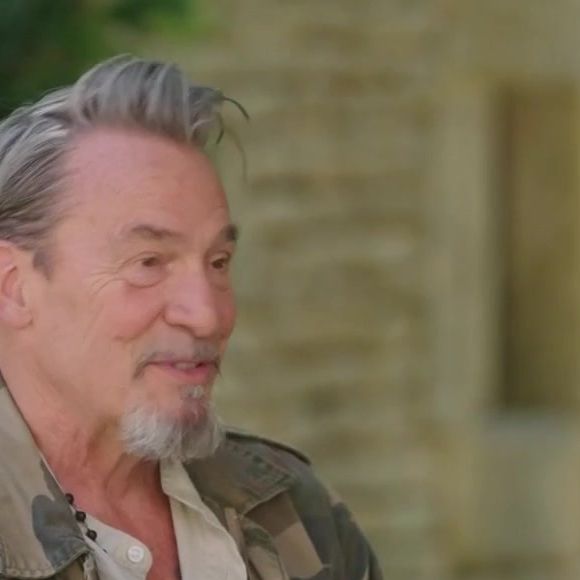 Un quotidien perturbant pour celui qui aspire à la discrétion : "Et oui, ça commençait à visiter et à m’appeler de l’extérieur, et là tu fais : 'bah nan toi t’es déplacé'"...

Florent Pagny dans l'émission "Sept à Huit" ce dimanche 31 août 2025. Accompagné de sa femme Azucena Caamaño, il accorde une interview exclusive à Audrey Crespo-Mara.
