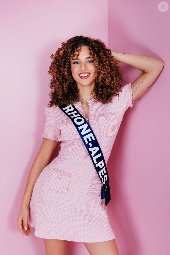 Miss Rhône-Alpes, Noémie Baiamonte - Portrait officiel des 30 candidates au concours Miss France 2026. © SIPA / Benjamin Decoin via Bestimage