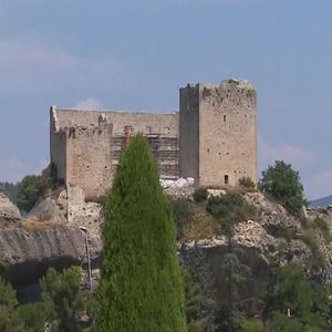 Michel Drucker dévoile des images de la maison de Mimie Mathy située à Vaison-la-Romaine dans l'émission Vivement dimanche le 9 février 2025 sur France 3.