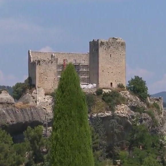 Michel Drucker dévoile des images de la maison de Mimie Mathy située à Vaison-la-Romaine dans l'émission Vivement dimanche le 9 février 2025 sur France 3.