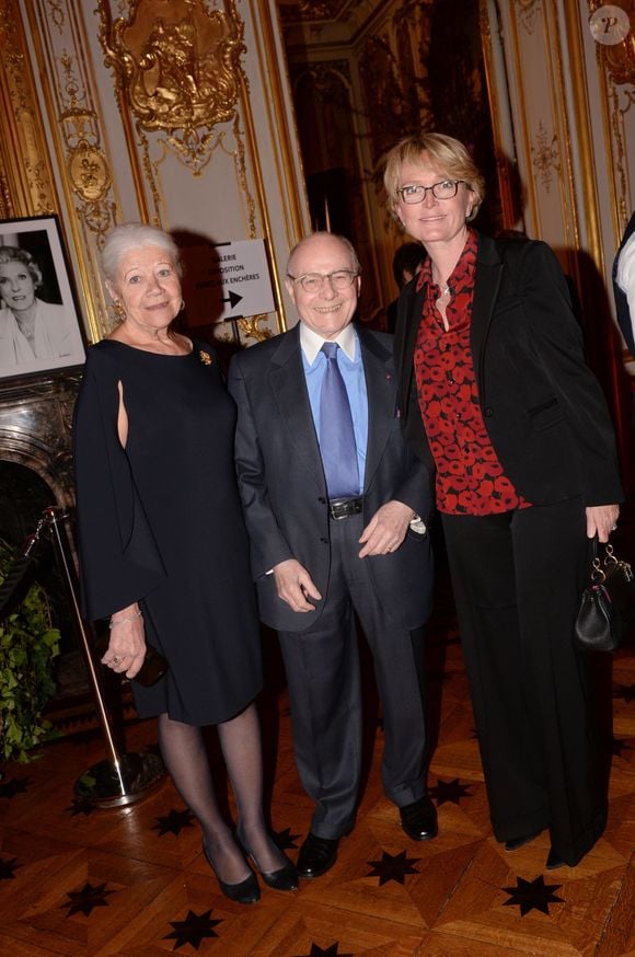 Rétro - Décès de Alain Pompidou scientifique et homme politique français. Il était le fils adoptif de Georges et Claude Pompidou - Exclusif - Alain Pompidou entre sa femme Nicole et Claude Chirac lors de la soirée de gala au profit de la fondation Pompidou à l'hôtel Marcel Dassault à Paris, France, le 28 mars 2019. Ce gala a pour but de venir en aide aux enfants handicapés et autistes, ainsi qu'aux personnes rendues vulnérables par le grand âge et la maladie d'Alzheimer, causes défendues par la fondation Claude Pompidou depuis bientôt 50 ans. Une vente aux enchères s'est déroulé pendant le dîner de Gala. A cette occasion , des oeuvres d'arts d'artistes réputés, offertes à la fondation Claude Pompidou, ainsi que de nombreux lots, dont une Smart customisée par Ghass, sont proposés, pour que la fondation puisse continuer de mener à bien ses nombreuses actions. La soirée est entièrement sponsorisée, les revenus générés par la vente des tables ainsi que la vente aux enchères, sont entièrement reversés à la fondation. Elle est organisée par O. et N. Dassault et M.Pozzo Di Borgo qui ont entièrement financé et organisé la soirée.  © Rachid Bellak-LMS/Bestimage