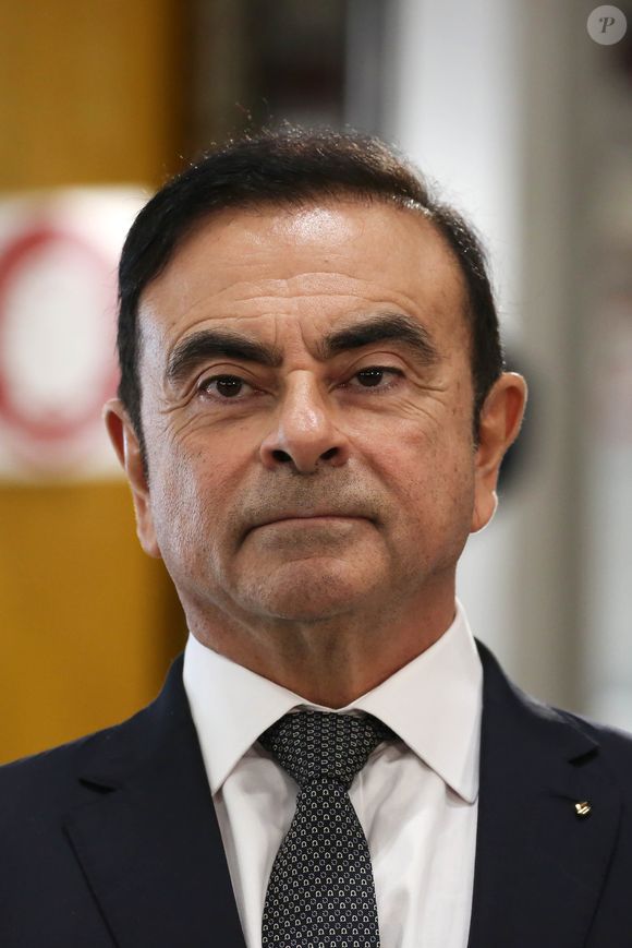 Le président de la république française, Emmanuel Macron accompagné de Carlos Ghosn, Président-directeur général du groupe Renault visite l'usine Renault Maubeuge Construction, Maubeuge, Nord, France, le 8 novembre 2018.  © Stéphane Lemouton / Bestimage
