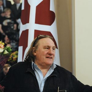 Gerard Depardieu montre fierement son passeport de citoyen Russe lors de sa visite a Saransk. Il aura pour adresse d'enregistrement la "rue de la Democratie". Le 23 février 2013
ITAR TASS / BESTIMAGE