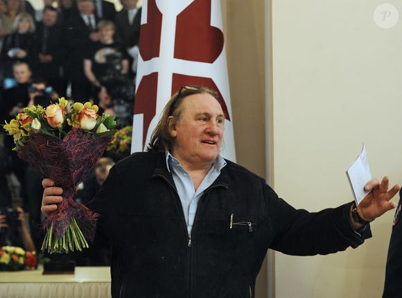Gerard Depardieu montre fierement son passeport de citoyen Russe lors de sa visite a Saransk. Il aura pour adresse d'enregistrement la "rue de la Democratie". Le 23 février 2013
ITAR TASS / BESTIMAGE