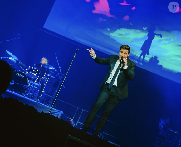 Celui qui n'est autre que le fils cadet de Joe Dassin parcourt la planète en reprenant les titres intemporels de son père décédé...

Julien Dassin en concert lors de sa tournée américaine en 2025.