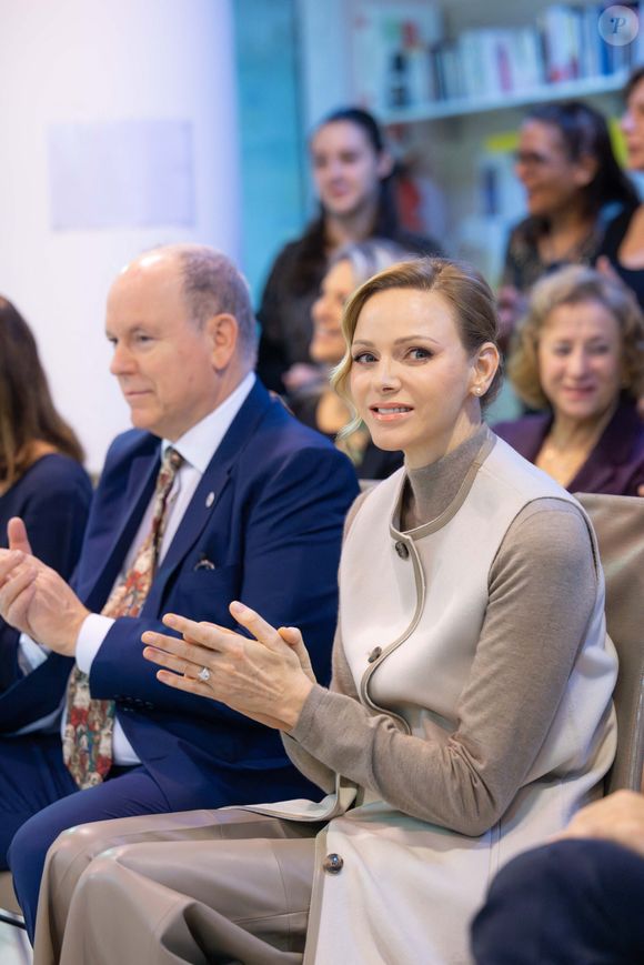 Le prince Albert II de Monaco et la princesse Charlène de Monaco assistent au spectacle de Noël à la crèche de la Croix-Rouge Rosine Sanmori et participent à la traditionnelle distribution de cadeaux de Noël à Monaco. Photo par Olivier Huitel / Pool Monaco / Bestimage