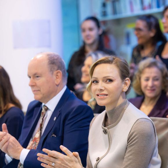 Le prince Albert II de Monaco et la princesse Charlène de Monaco assistent au spectacle de Noël à la crèche de la Croix-Rouge Rosine Sanmori et participent à la traditionnelle distribution de cadeaux de Noël à Monaco. Photo par Olivier Huitel / Pool Monaco / Bestimage