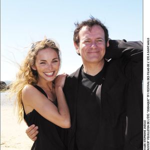 Il y a plus de 20 ans, en 2004, la Une diffusait la série Zodiaque qui retraçait l'histoire d' Esther Delaître incarnée par Claire Keim, mêlée bien malgré dans une série de meurtres que tentait de résoudre le commissaire Antoine Keller joué par Francis Huster. 

Claire Keim et Francis Huster - Feuilleton de TF1 - Zodiaque - TF1 Festival des films de l'été à Saint-Mato. 2004 (JAEGLE STEPHANE / BESTIMAGE).