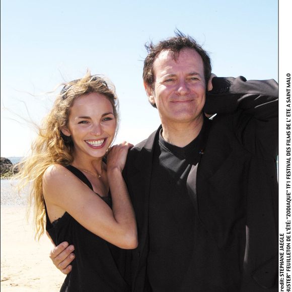 Il y a plus de 20 ans, en 2004, la Une diffusait la série Zodiaque qui retraçait l'histoire d' Esther Delaître incarnée par Claire Keim, mêlée bien malgré dans une série de meurtres que tentait de résoudre le commissaire Antoine Keller joué par Francis Huster. 

Claire Keim et Francis Huster - Feuilleton de TF1 - Zodiaque - TF1 Festival des films de l'été à Saint-Mato. 2004 (JAEGLE STEPHANE / BESTIMAGE).