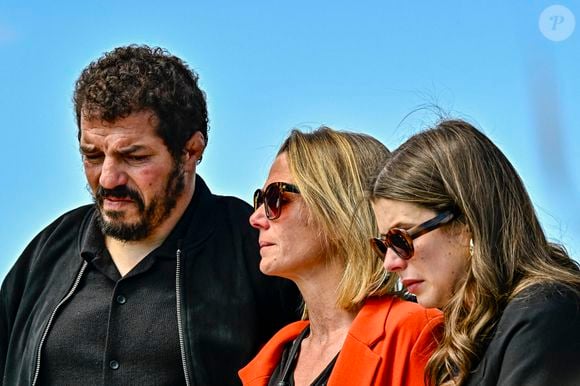 Pour plusieurs familles, la détresse de ces adolescents reste difficile à gérer...

Jalil Narjissi avec sa femme Valérie et leur fille lors de l'inauguration d'un complexe sportif portant le nom de Medhi Narjissi, leur fils décédé lors d'un entrainement de rugby en Afrique du Sud.  Sainte-Colombe-en-Bruilhois, le 25 mai 2025. © Thierry Breton/PsnewZ/Bestimage